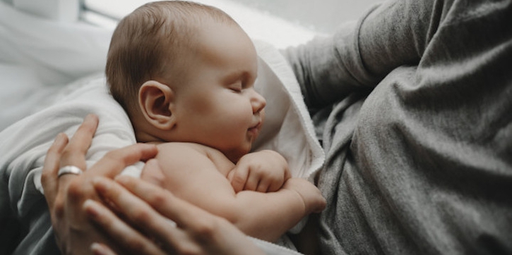 5 Kesalahan yang Dilakukan Orang Tua saat Menidurkan Bayi