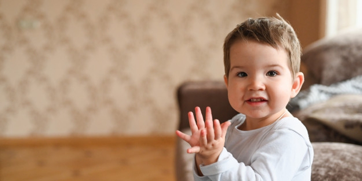 Tanda Anak Pintar! Ketahui Fakta Tepuk Tangan pada Bayi