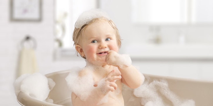 Hindari Mandi Busa untuk Bayi Anda, Ini Bahayanya!