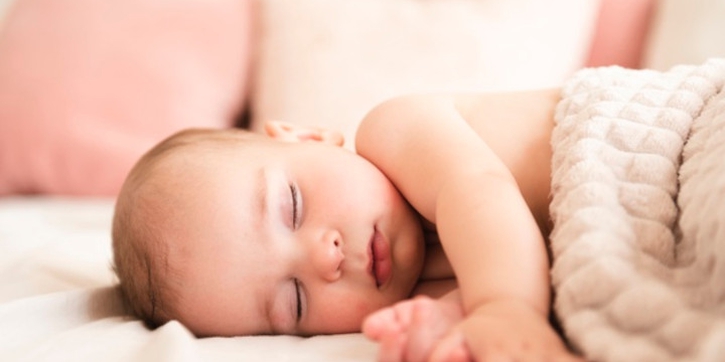 4 Tempat yang Tidak Aman dan Berbahaya untuk Tidur Bayi