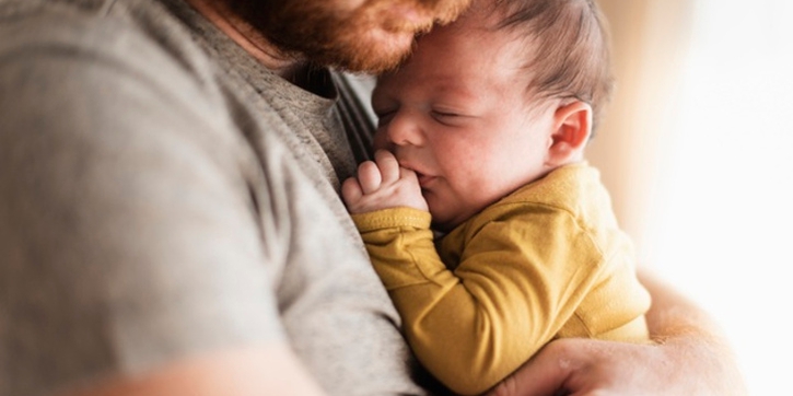 Pria Juga Bisa Kena Baby Blues, Ini Tanda dan Solusinya