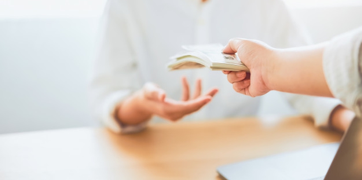 8 Tips Bijak Meminjamkan Uang pada Keluarga dan Teman