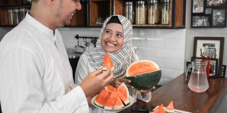 10 Sifat Istri yang Bikin Rezeki Suami Lancar Mengalir Deras