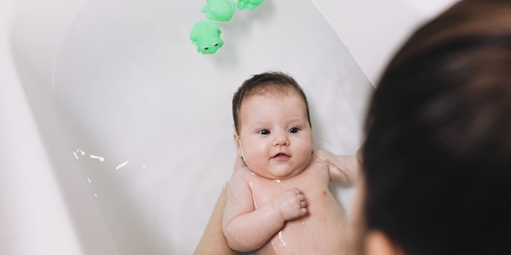 Memandikan Bayi Baru Lahir, Mudah Kok Moms!