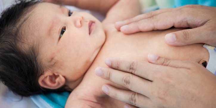 Agar Optimal, Perhatikan Hal Berikut saat Memijat Bayi