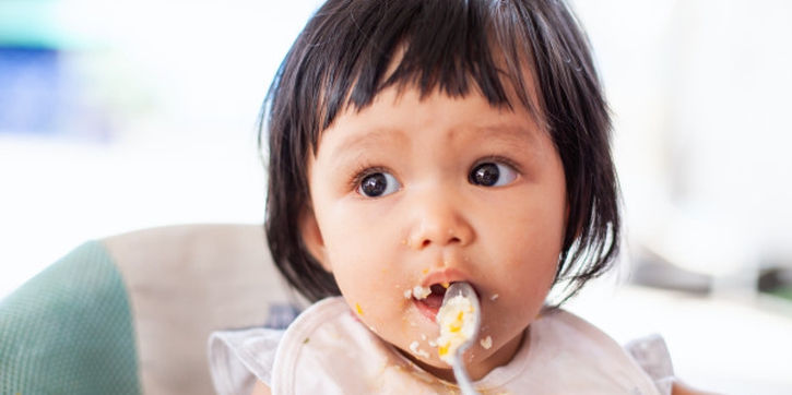 Moms, Ini Cara Melatih Si Kecil Makan Sendiri