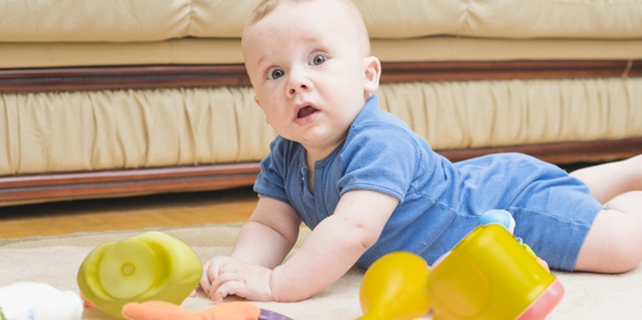 Waspadai 7 Penyebab Bayi Terlambat Merangkak, Moms!