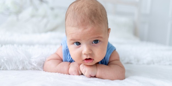 Ini yang Perlu Moms Ketahui Jika Kepala Bayi Peyang