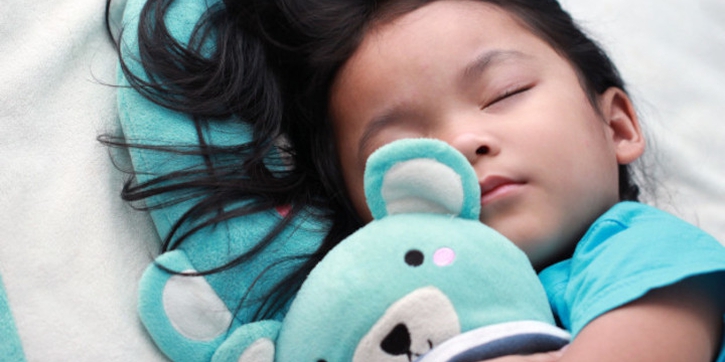 5 Hal yang Harus Diwaspadai dari Boneka Teman Tidur Anak