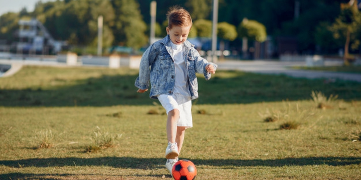 Yuk, Ajak Anak Bermain dengan Bola, Ini Manfaatnya!