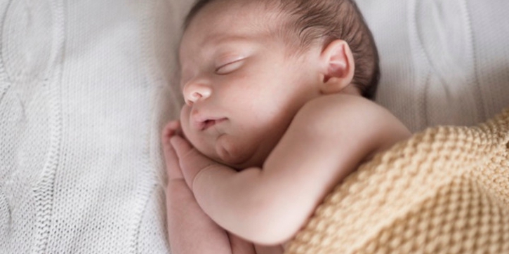 Kebiasaan Unik Bayi saat Tidur yang Bisa Ganggu Kesehatannya