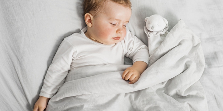Kenapa Bayi Tidak Boleh Pakai Selimut saat Tidur?