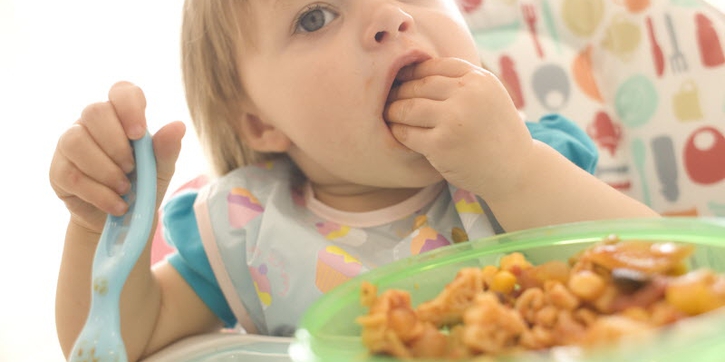 Kapan Anak Belajar Makan Sendiri?