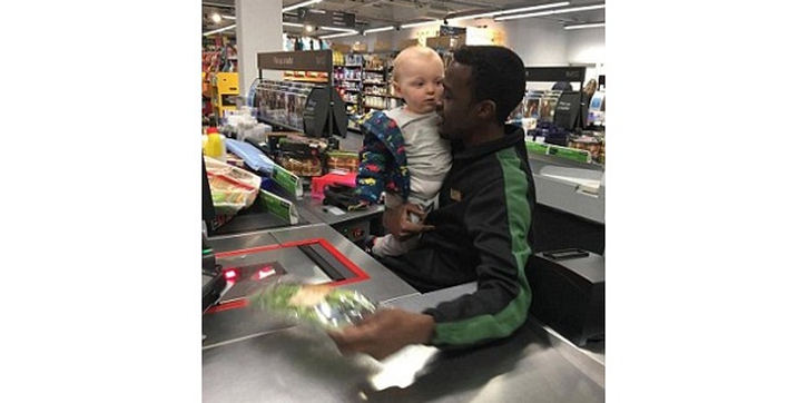 Kasir Supermarket Bantu Ibu ini Gendong Bayi