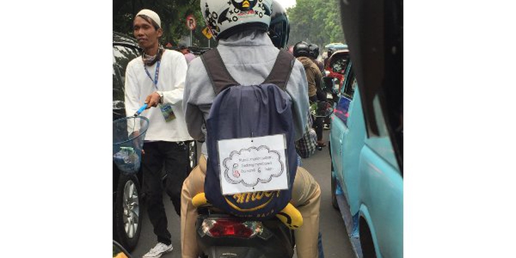 Cara Unik Ibu Hamil Melindungi Janin saat Bonceng Motor