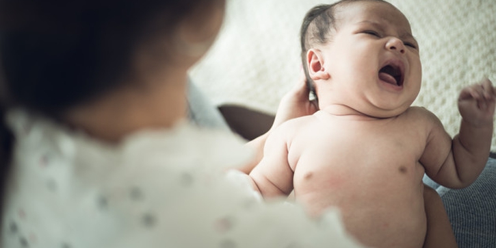 Mengatasi Masalah Sulit BAB pada Bayi