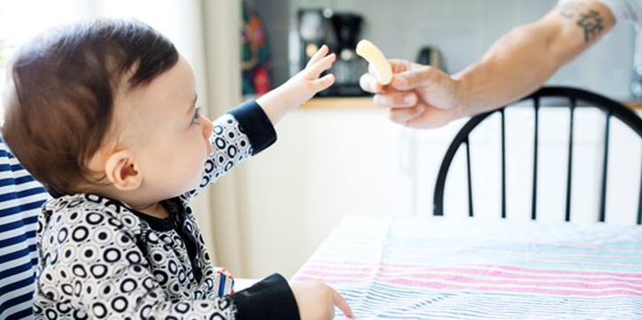 5 Manfaat Pemberian Finger Food untuk Bayi
