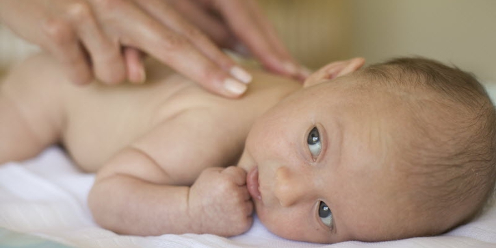 Teknik Dasar Memijat Bayi