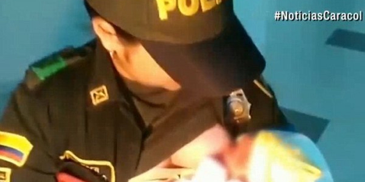 Polisi Susui Bayi yang Dibuang Ibunya