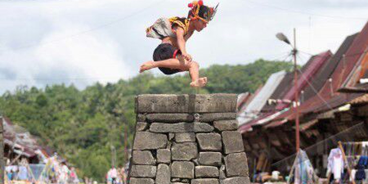 Pesona Penduduk dan Alam Nias