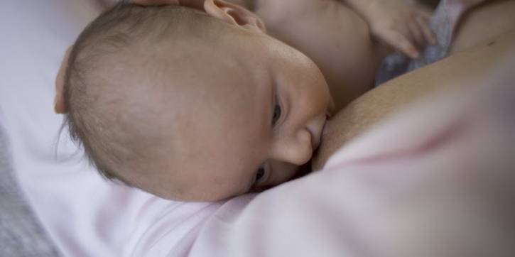 Posisi Paling Tepat untuk Menyusui Bayi Prematur