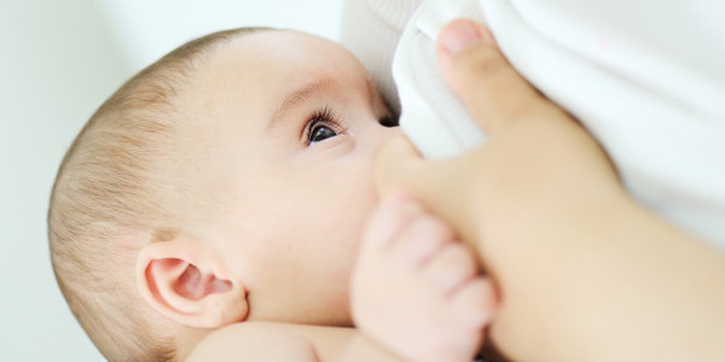 Mengenal Kolostrum dan Manfaatnya buat Bayi Anda