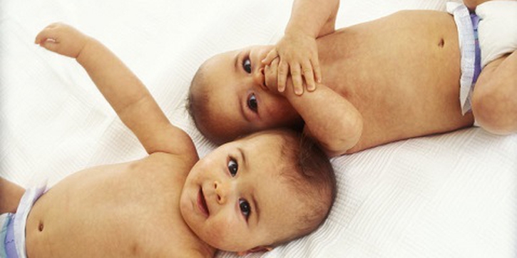 Tips Menyusui Bayi Kembar