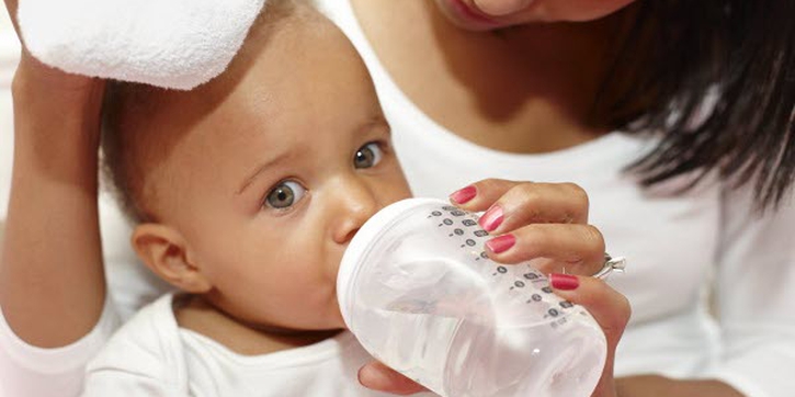 Bayi di Bawah 6 Bulan Bolehkah Minum Air?