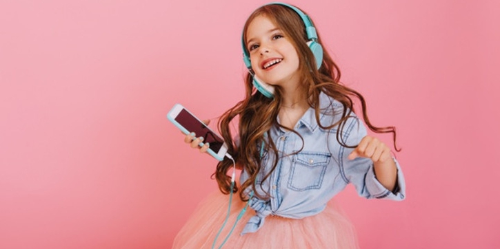 Anak Anda Suka Mendengarkan K-Pop? Ini Efeknya, Moms!