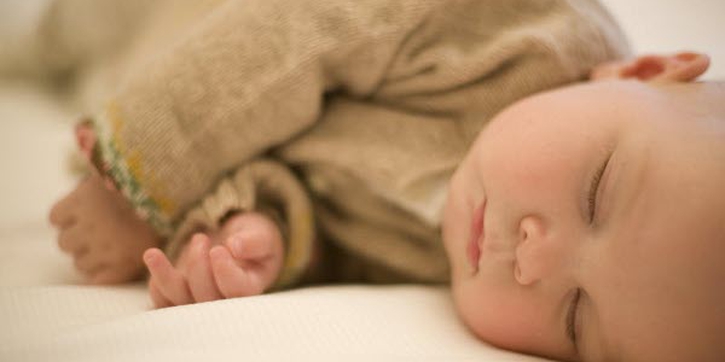 Wajarkah Bayi Mencakar Dirinya Sendiri?
