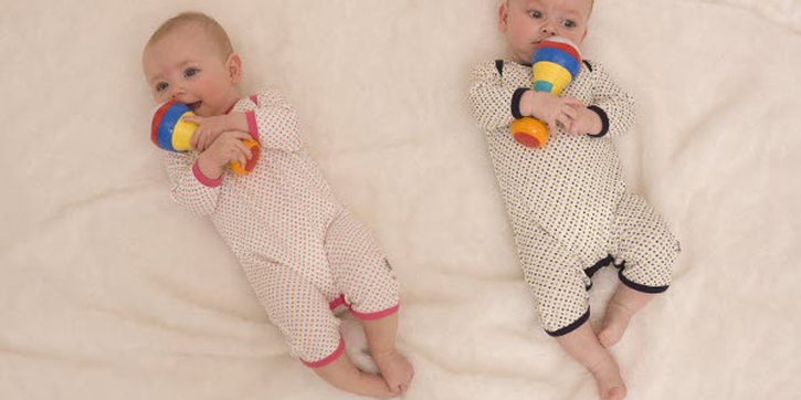 Bayi Kembar Tidur Bersama?