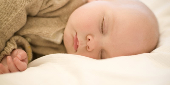 3 Posisi Tidur Bayi sesuai Usianya