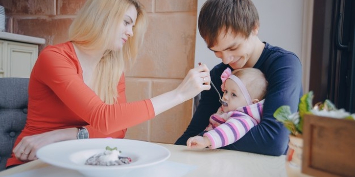 Tips Mengajak Si Kecil Makan di Restoran