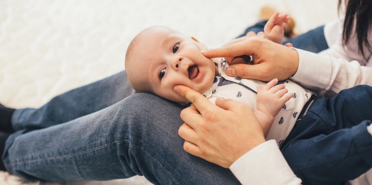 Alasan Sains Mengapa Anda Gemas dan Ingin Mencubit Pipi Bayi