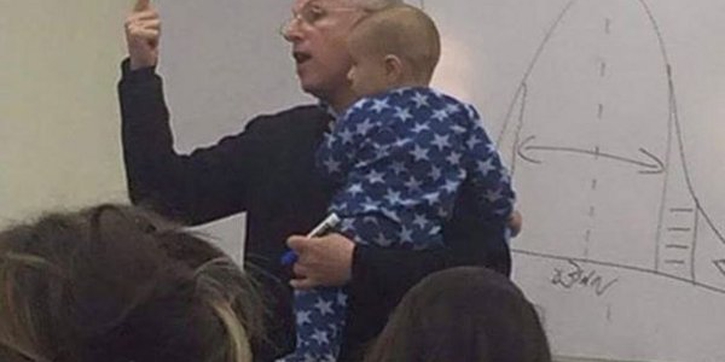 Dosen Mengajar Sambil Menggendong Bayi