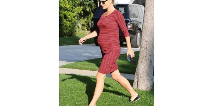 Tampilan Kasual Molly Sims Saat Hamil