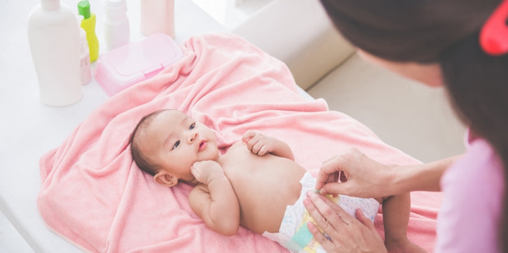Moms, Begini Cara Tepat untuk Mengganti Popok Bayi 