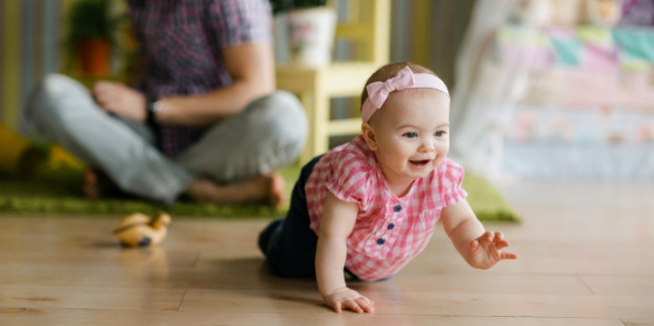 Ketahui Gaya-gaya Bayi Merangkak dan Cara Menstimulasinya