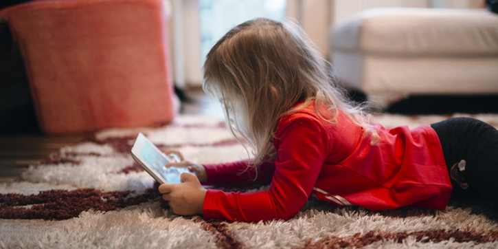 Moms, Ini Ciri-Ciri Anak Kecanduan Gadget