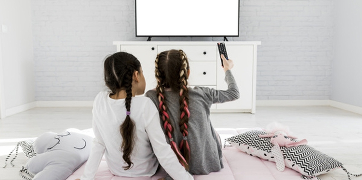 6 Alasan untuk Tidak Menaruh TV di Kamar Anak