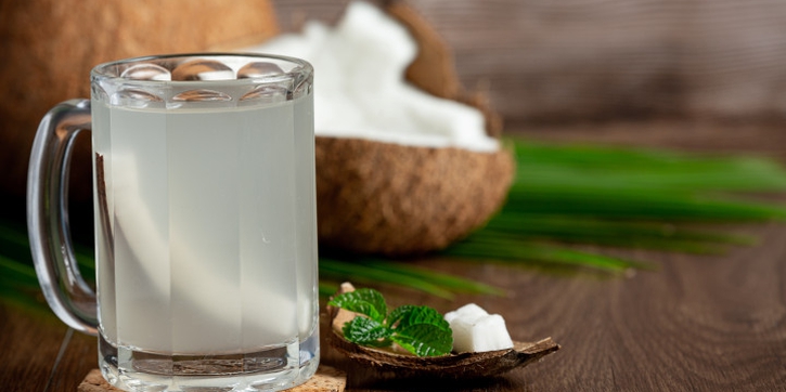 Air Kelapa Bisa Sembuhkan COVID-19? Ini Efeknya Menurut Dokter