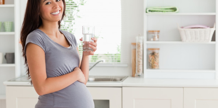 Ini Bahayanya Jika Ibu Hamil Kurang Minum Air Putih