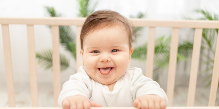 Bayi Sering Menjulurkan Lidah, Normalkah? Ketahui 8 Penyebabnya