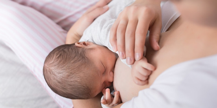7 Manfaat Penting Menyusui Bayi di Malam Hari
