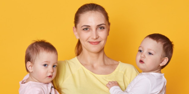 Jangan Katakan 5 Hal Ini pada Ibu dari Anak Kembar