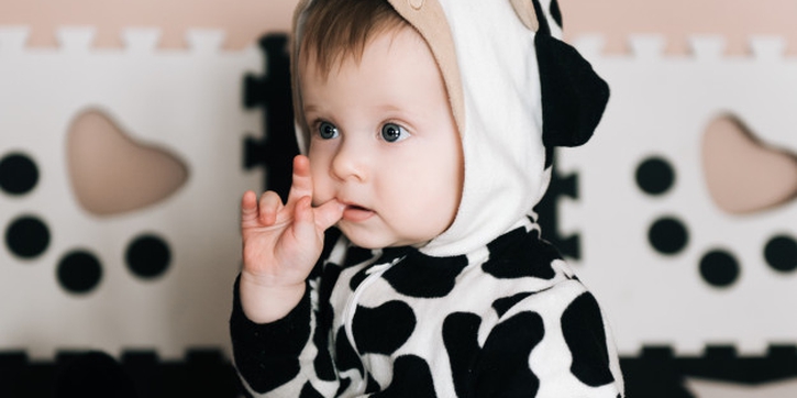 Bayi Suka Mengisap Jari, Ini Sebab dan Cara Atasinya!