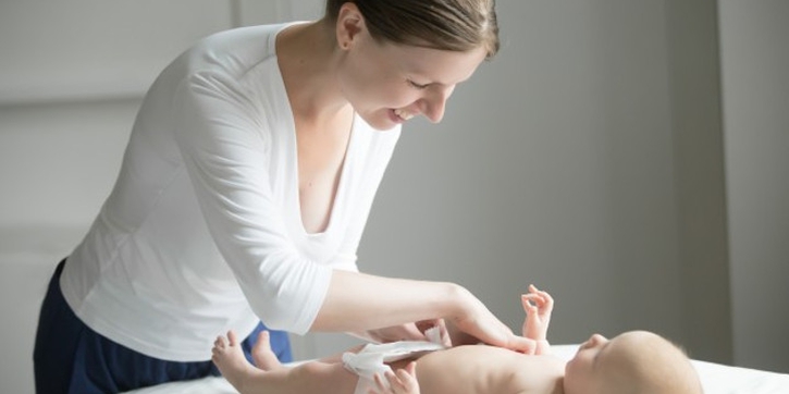 Kapan Waktu yang Tepat untuk Mengganti Popok Bayi?