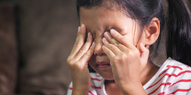 Ini Tips Mengatasi Kelilipan pada Balita, Moms