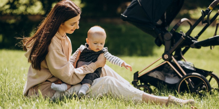 Kenapa Bayi Takut Bersentuhan dengan Rumput? Ini Alasannya