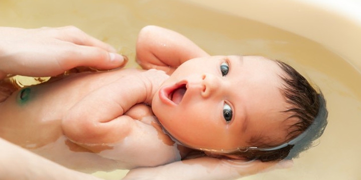Hindari Ini, 7 Kesalahan yang Dilakukan saat Memandikan Bayi